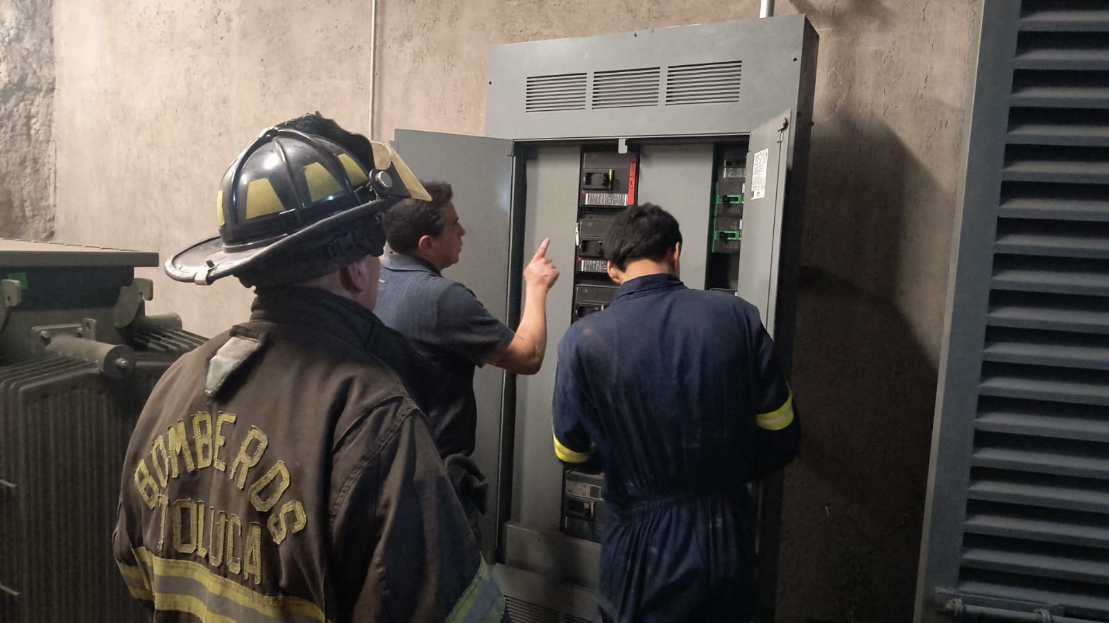 Controlan cuerpos de emergencia de Toluca conato de incendio en Plaza El Molino