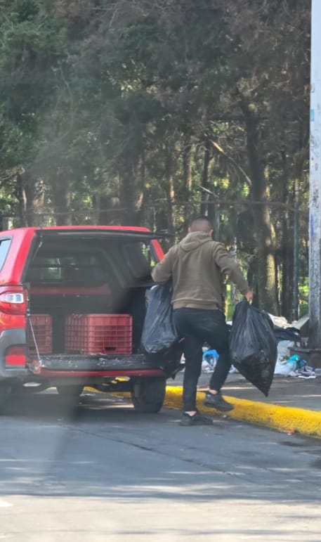 Remite Policía de Toluca al Juzgado Cívico a un hombre por tirar basura en Boulevard Isidro Fabela