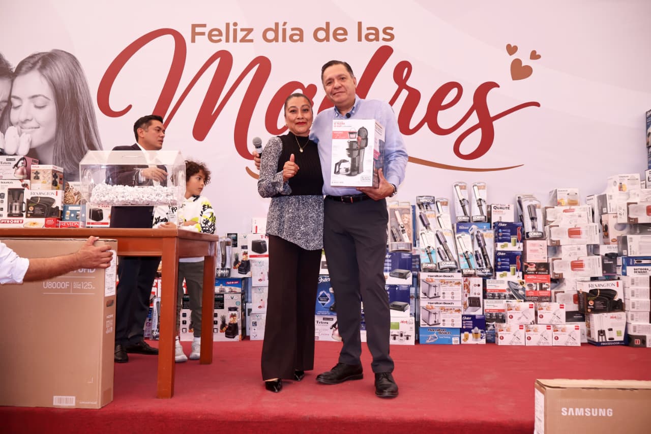 Celebra Ricardo Moreno a mamás servidoras públicas del municipio de Toluca