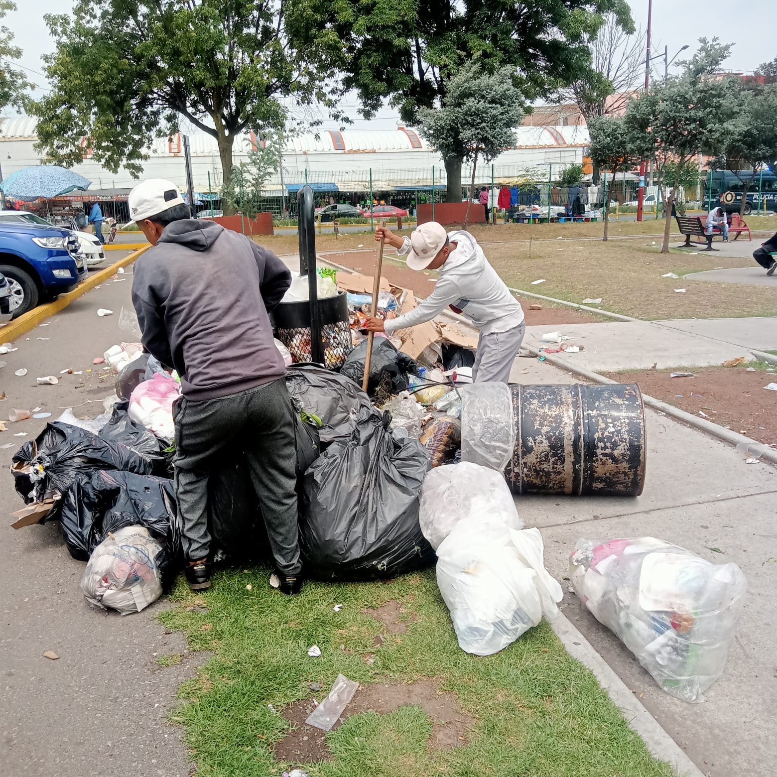 Llama Ricardo Moreno a la participación ciudadana para evitar tirar basura en parques, calles y jardines