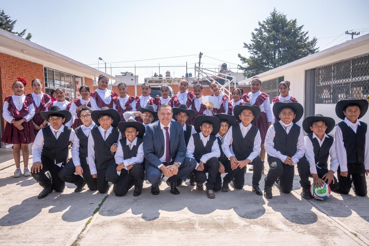 Prioriza Ricardo Moreno la educación escolar y entrega arcotecho en zona norte de Toluca