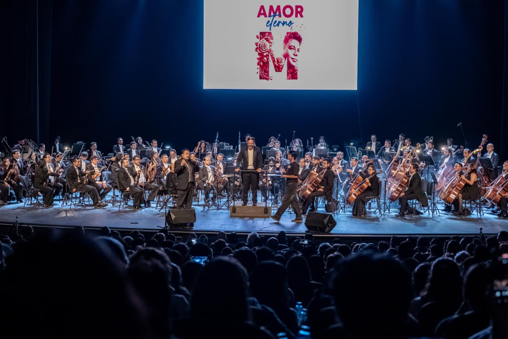 Conquistan Juan Gabriel y la OFiT el corazón de las mamás de Toluca