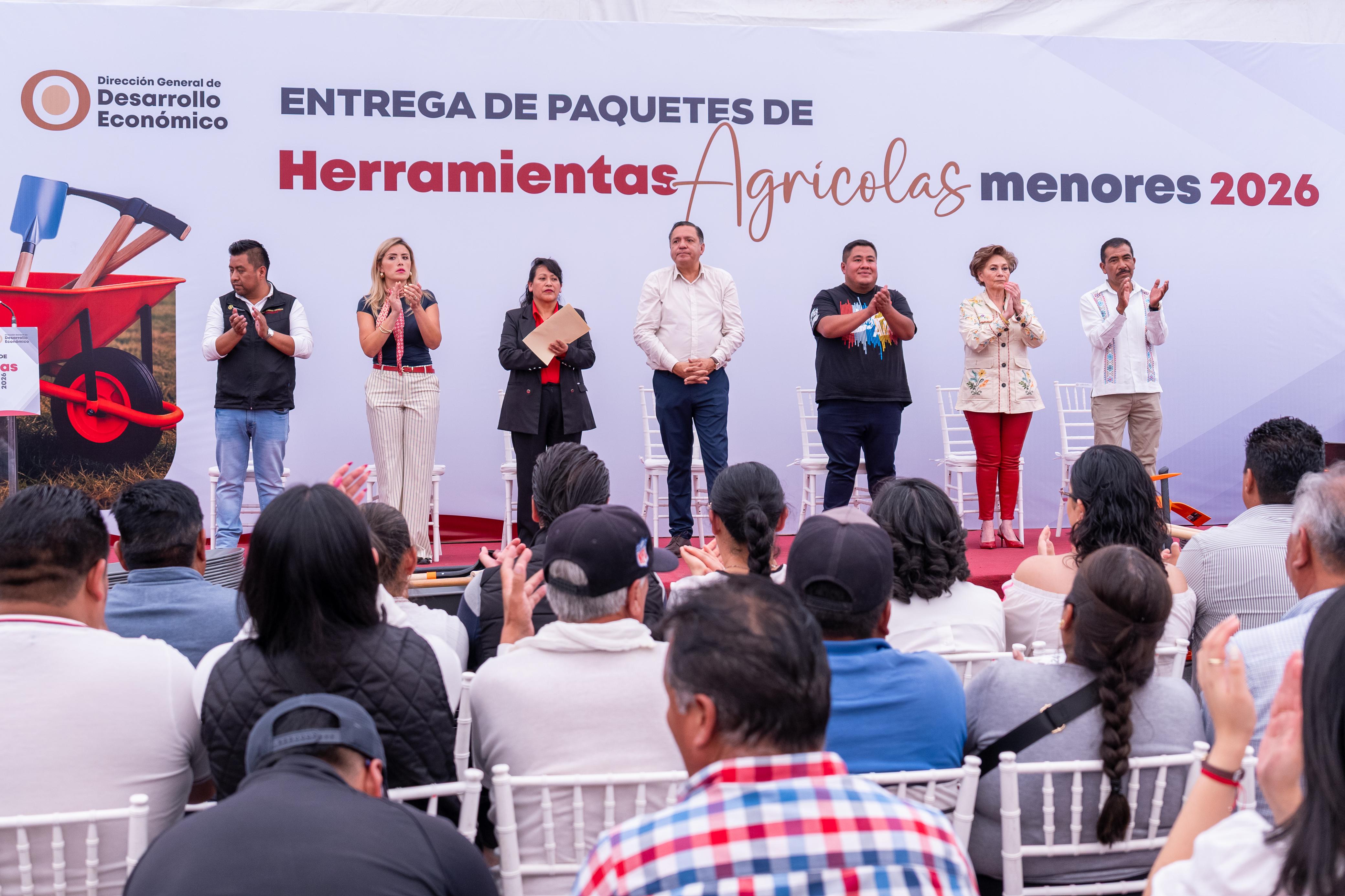 Fortalece Ricardo Moreno a productores toluqueños con entrega de 200 kits de herramientas agrícolas