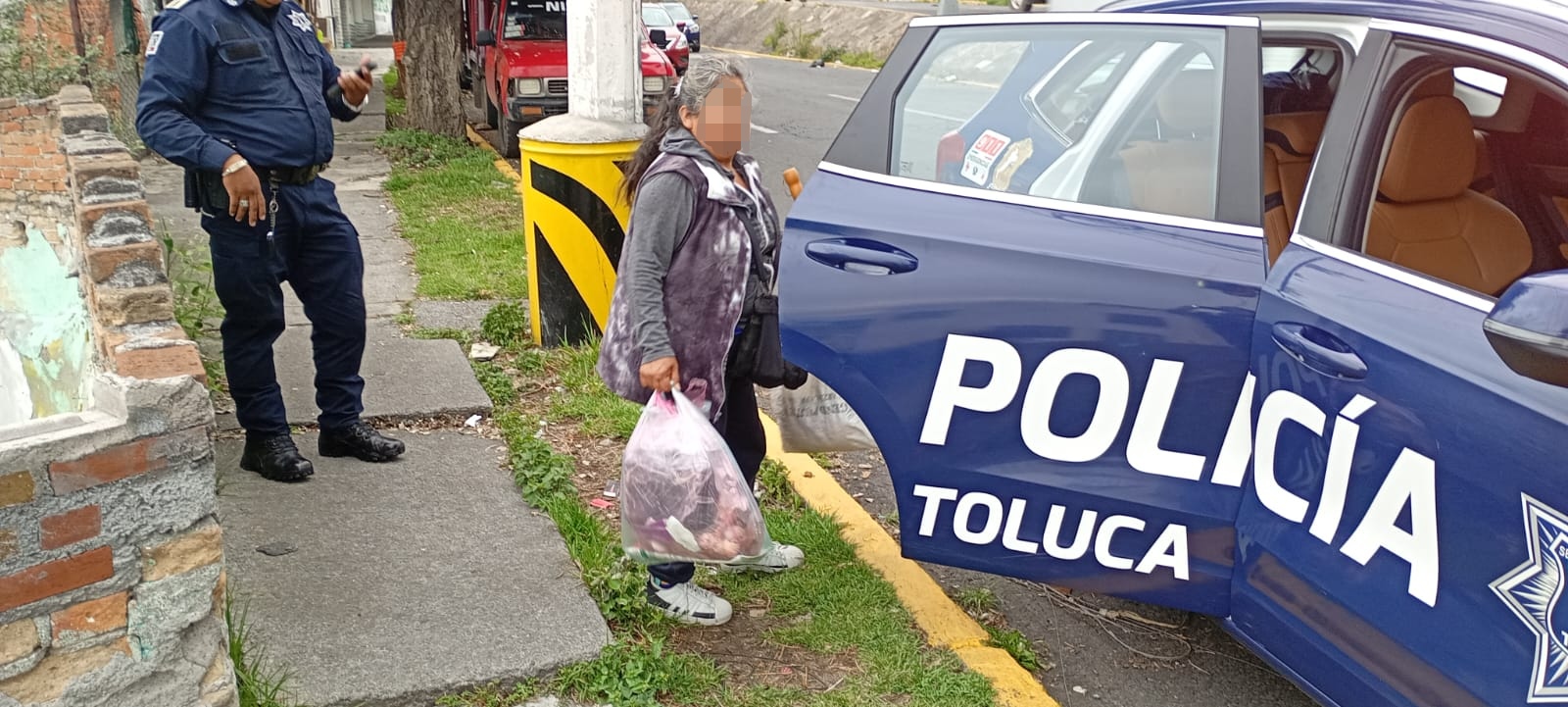 Detienen a mujer por tirar basura en la vía pública en Toluca