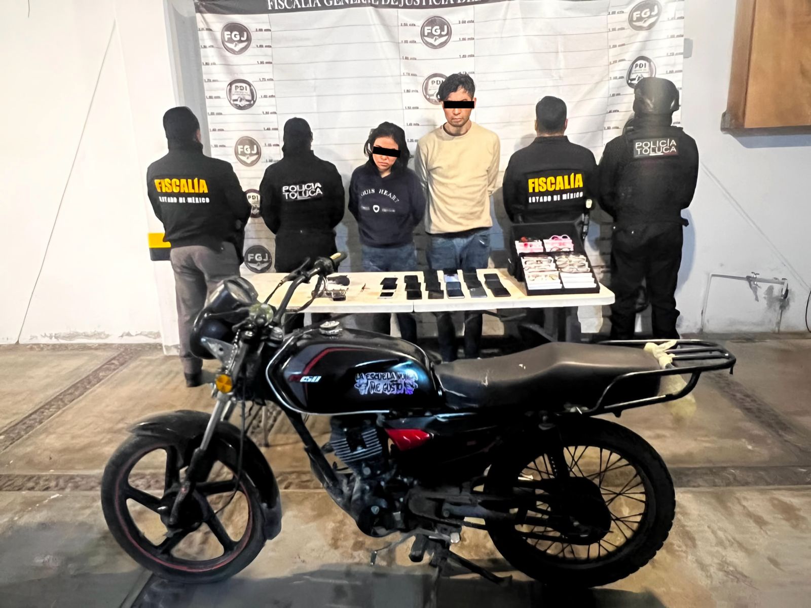 Frenan delincuencia en Cacalomacán con la detención de pareja de motorratones
