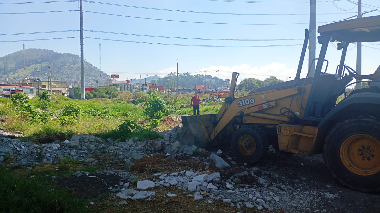 Retiran 10 toneladas de residuos en paso peatonal de avenida Las Torres