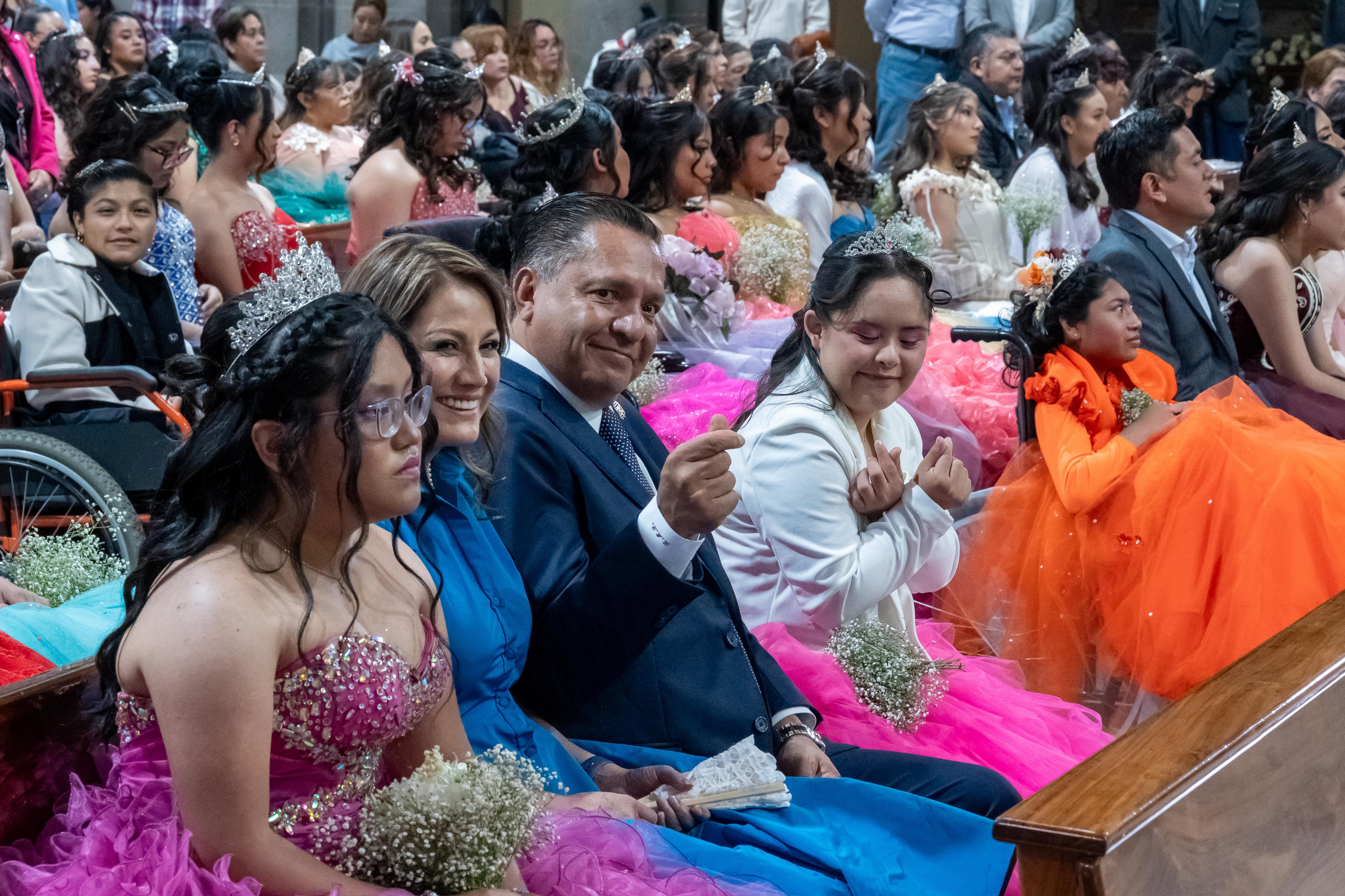 Cumplen Rocío Pegueros y Ricardo Moreno fiesta de ensueño a 152 quinceañeras