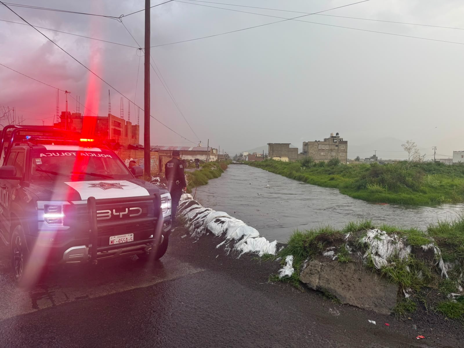 Activan policía municipal y bomberos de Toluca operativo después de intensa lluvia