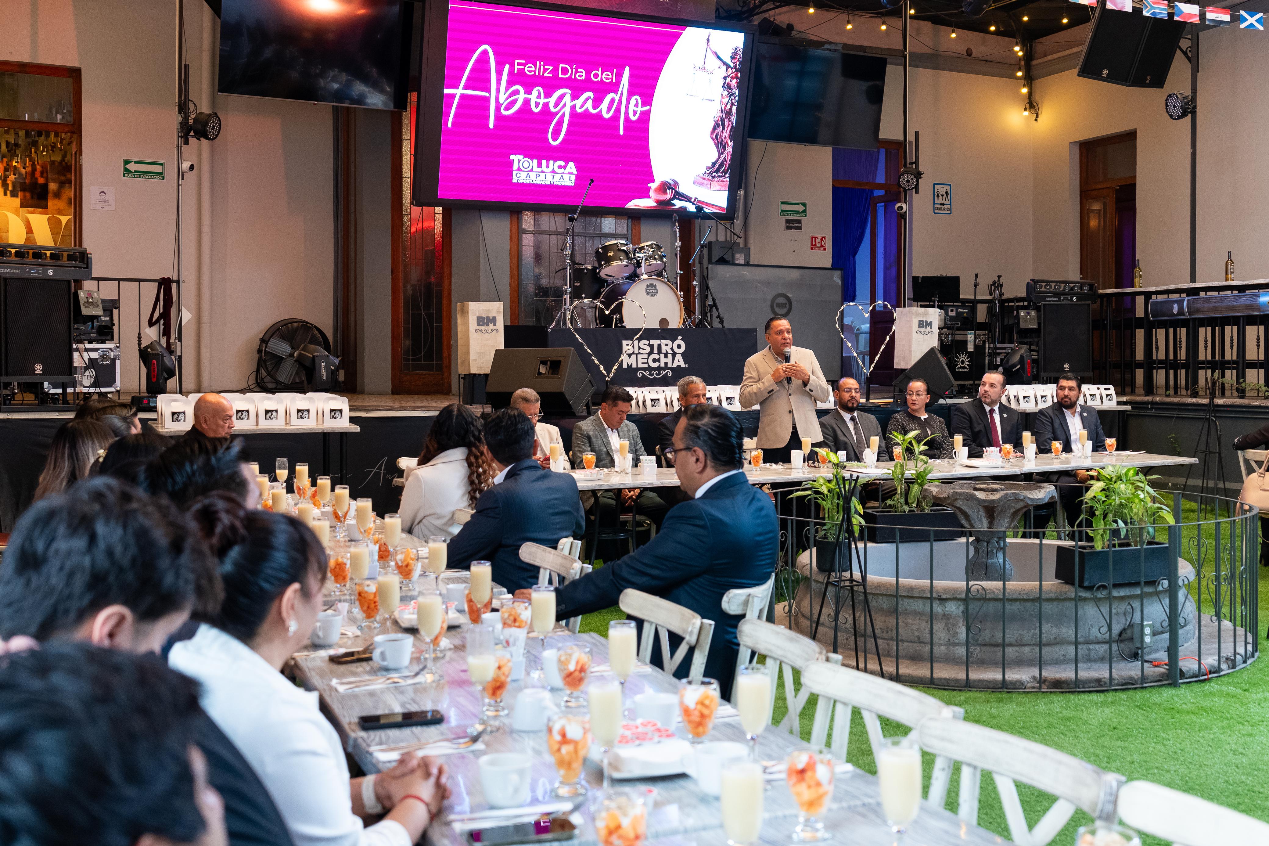 Reconoce Ricardo Moreno a la Consejería Jurídica como el motor de innovación y defensa en Toluca