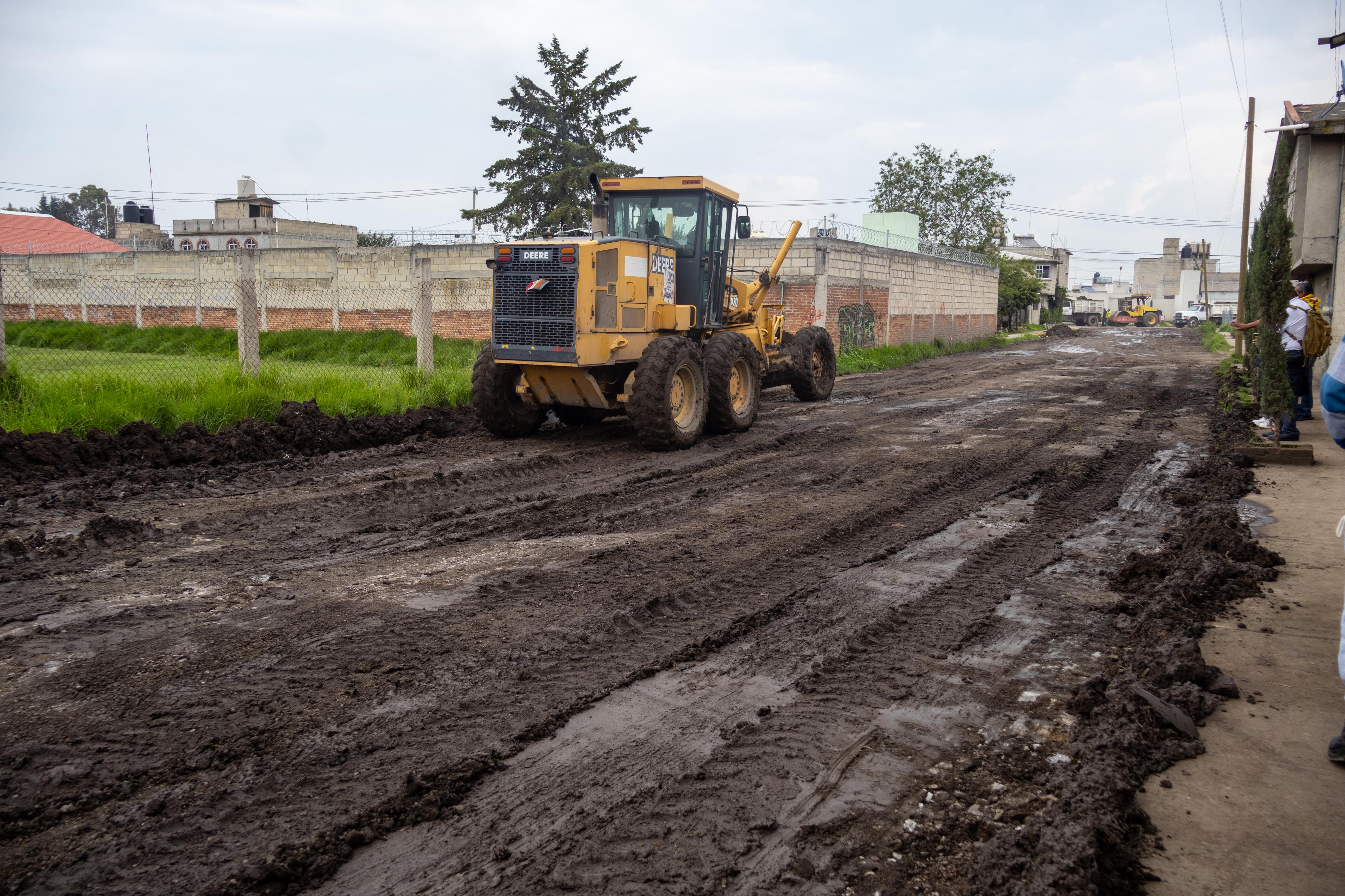 Interviene Gobierno municipal calle 25 de enero en Jicaltepec Autopan para mejorar movilidad