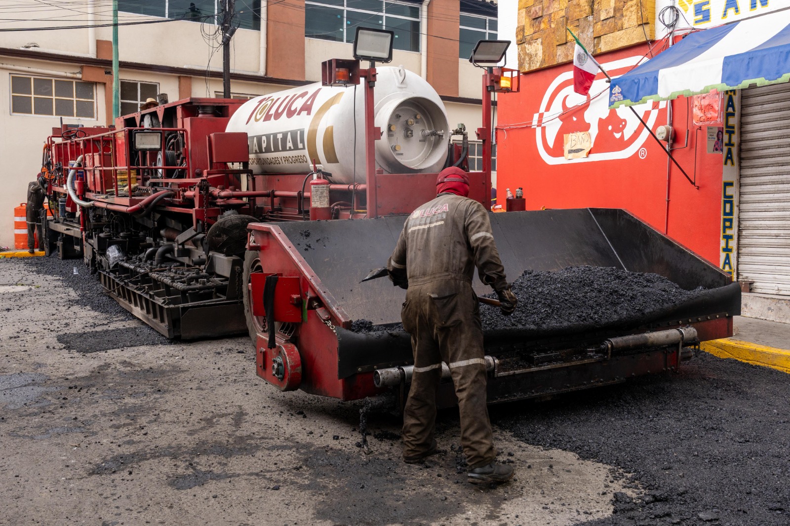 Inicia “Diablo Dragón” trabajos en la calle Juan Aldama en San Mateo Oxtotitlán
