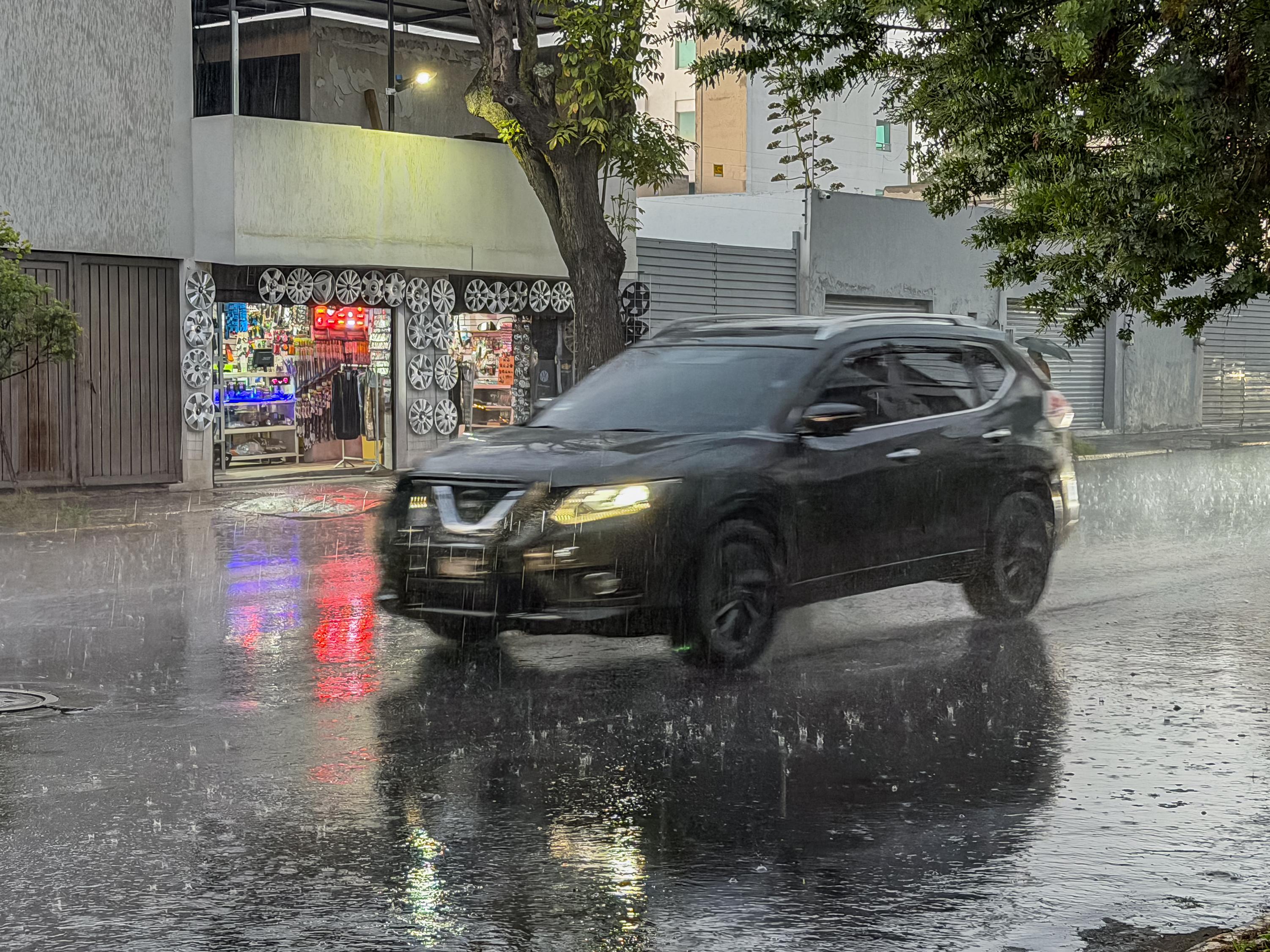 Llama Ricardo Moreno a extremar precauciones en asfalto mojado por seguridad de la ciudadanía