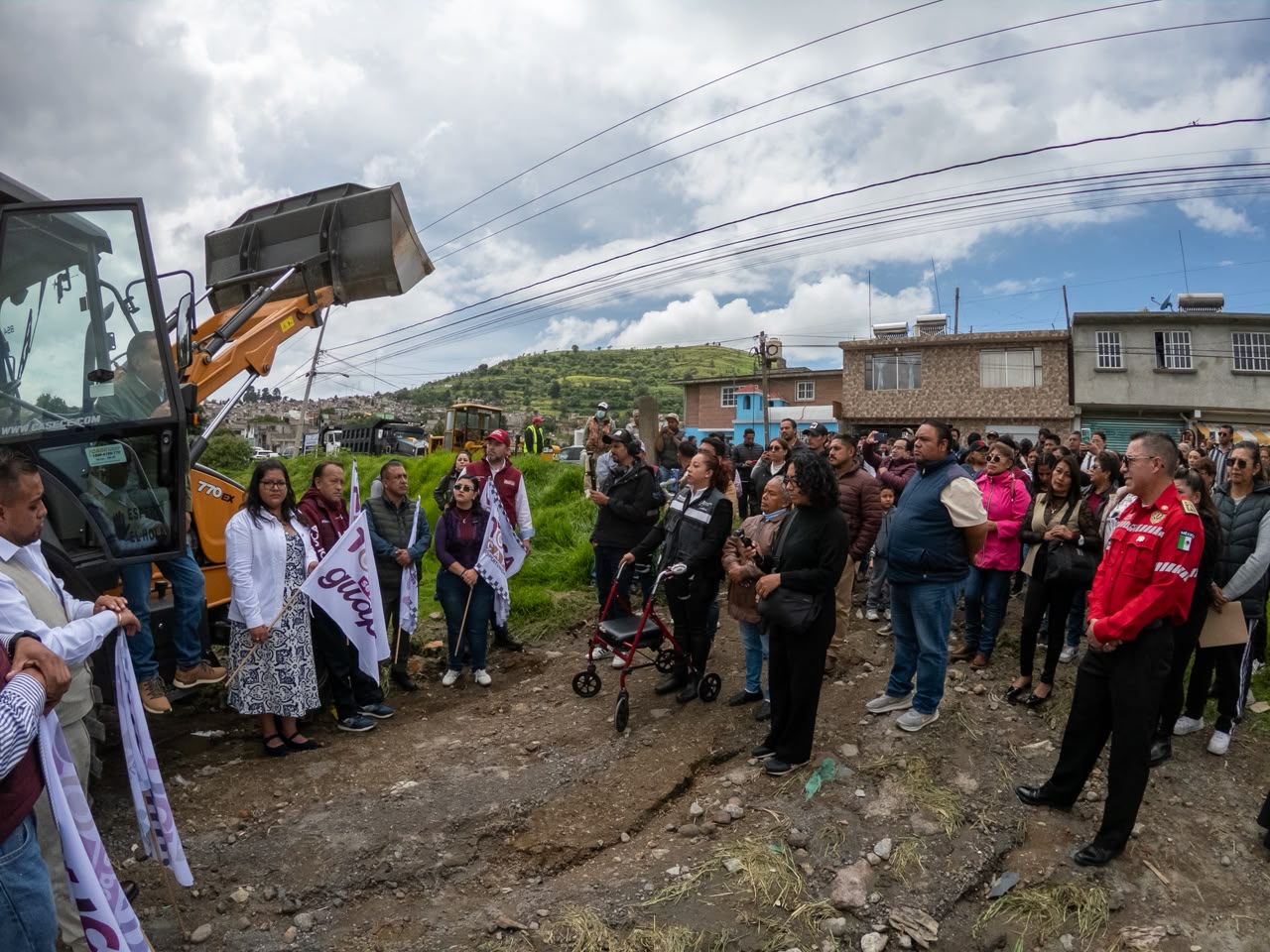 Acaba la espera en El Refugio en Santiago Tlacotepec y luego de 11 años, Ricardo Moreno da inicio a la pavimentación