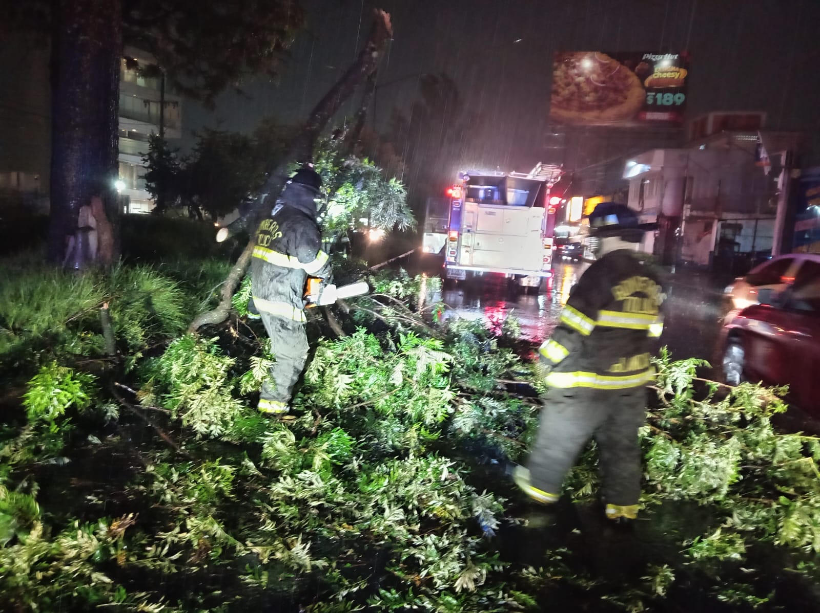 Trabajan equipos municipales durante la madrugada para brindar atención tras fuerte lluvia en Toluca
