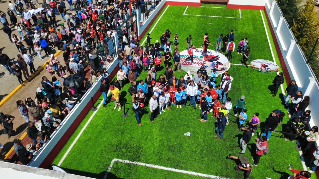Se pone guapa la Unidad Deportiva de Tlacotepec al estrenar cancha con pasto sintético