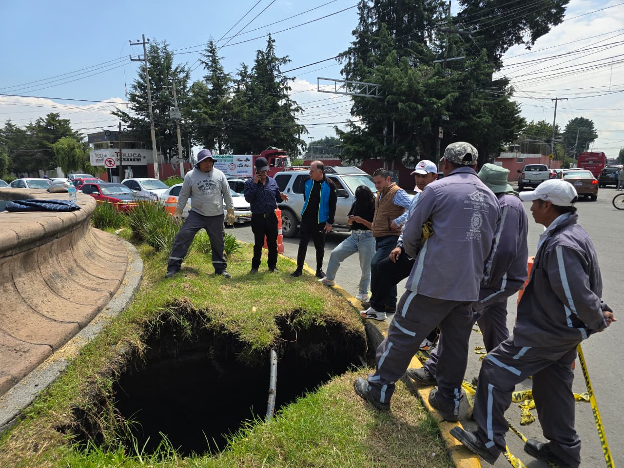 Atiende Gobierno local un socavón en Calzada del Pacífico