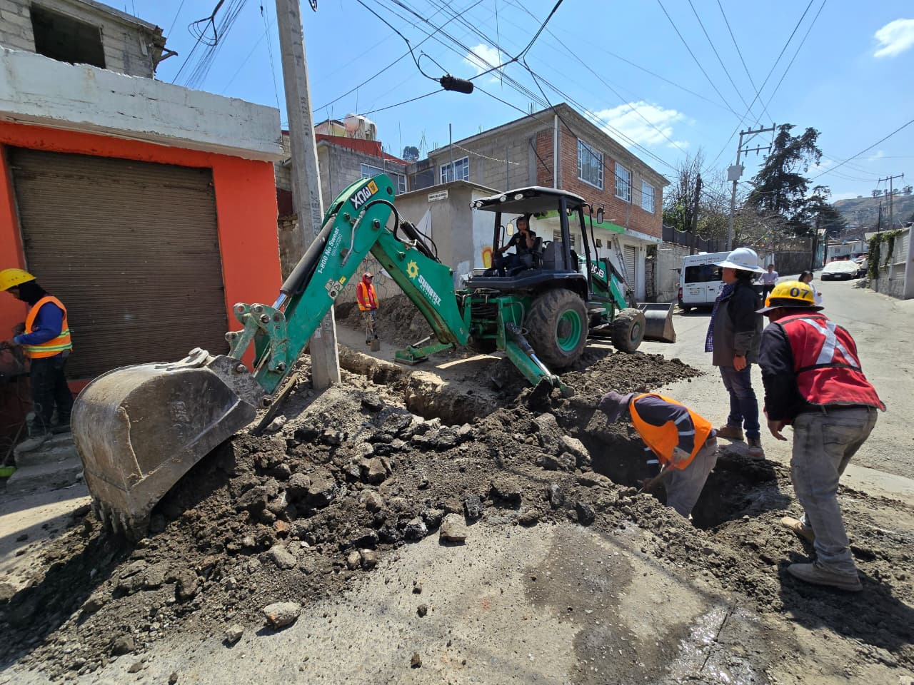 Sustituye Gobierno municipal líneas de distribución de agua en Santa Cruz Atzcapotzaltongo