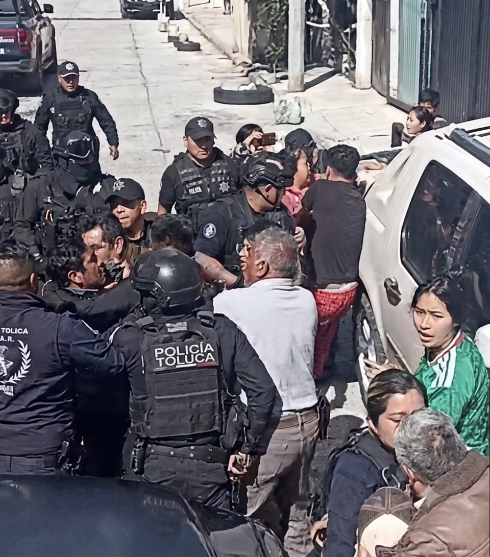 9ff6740c-2b87-48b0-b950-e47d5dc5405b Agreden a oficiales y actuarios durante diligencia judicial en San Pedro Totoltepec