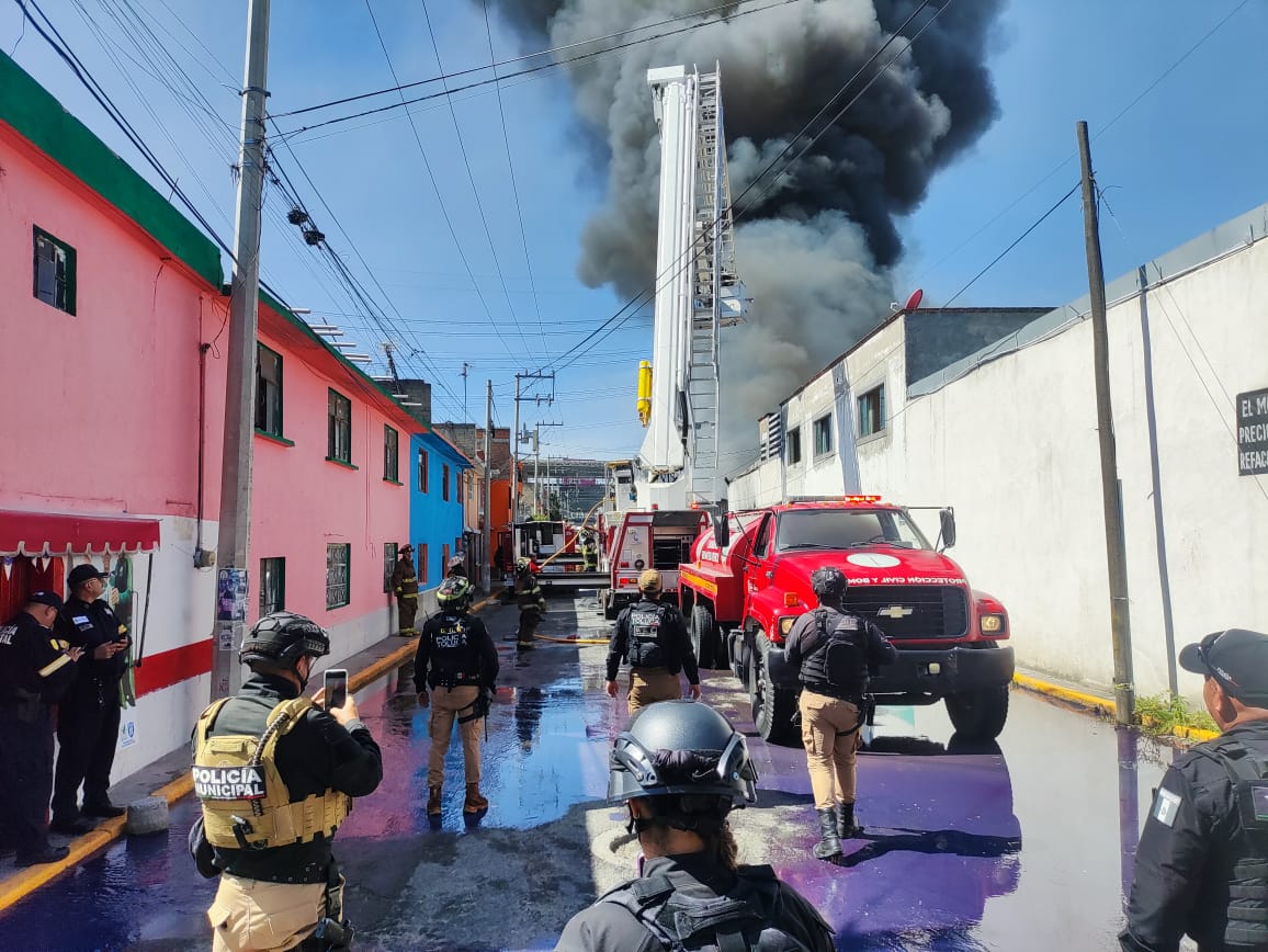 Combaten Bomberos de Toluca incendio en bodega