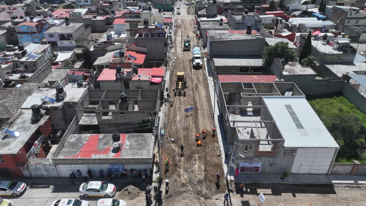 Supervisa Ricardo Moreno pavimentación de calles, con más de 55 años de espera