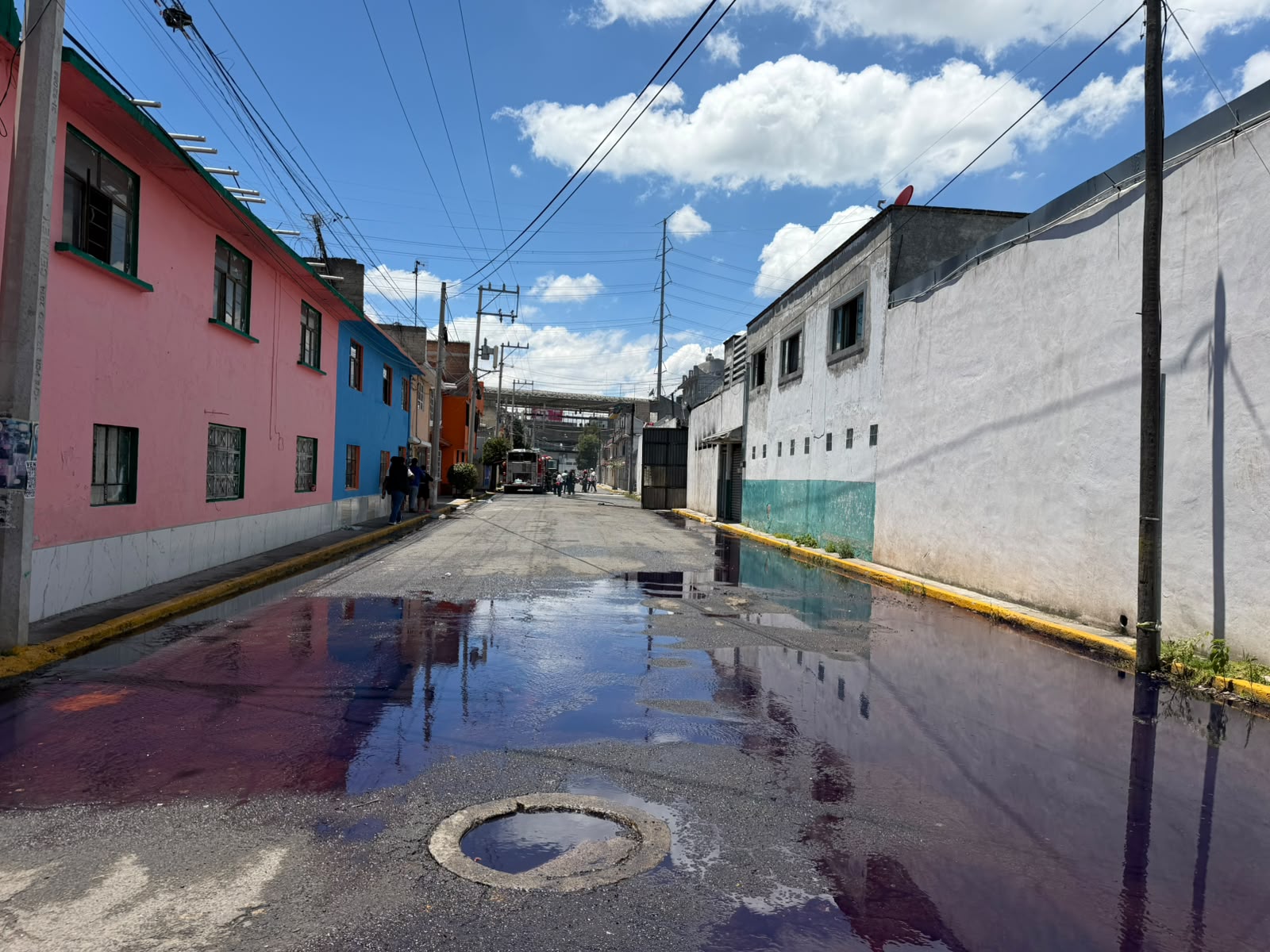 Sofocan Bomberos de Toluca incendio en bodega de desechos industriales