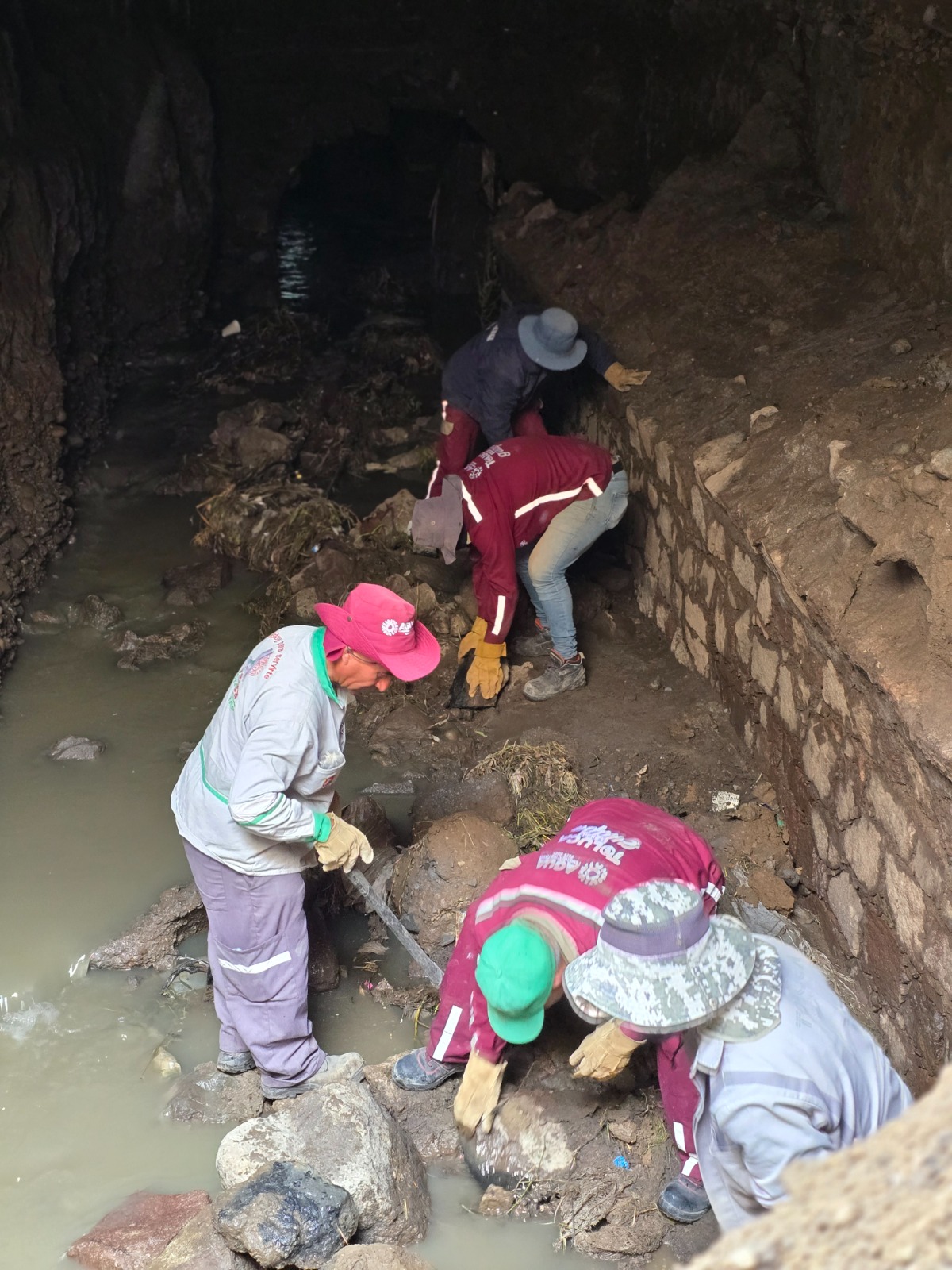 Continúa Gobierno municipal con reparación del socavón en la glorieta de Calzada del Pacifico