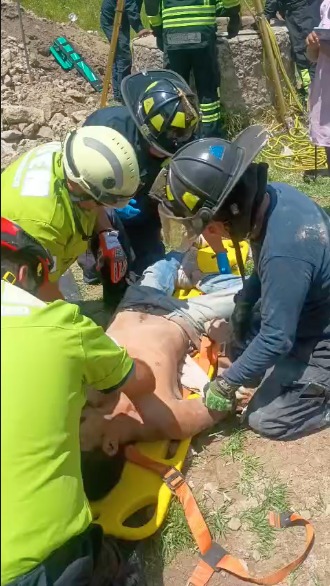 Rescata Protección Civil a hombre que cayó a un pozo en Tlachaloya