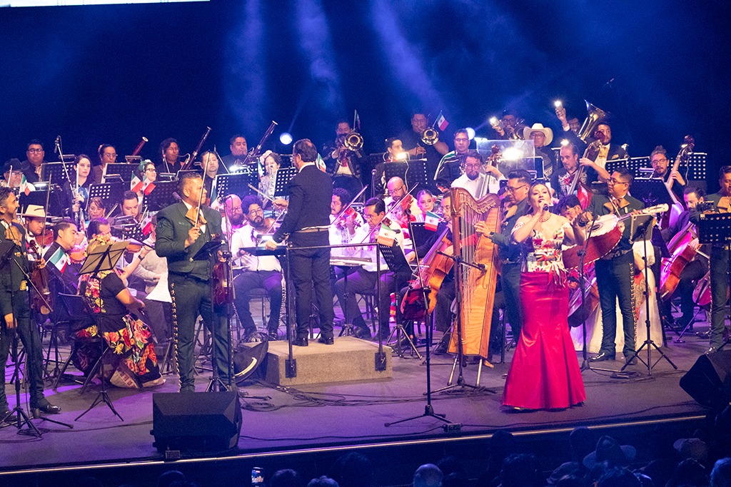 Cumple Ricardo Moreno y comparte con familias toluqueñas la Gala Mexicana dedicada a Juan Gabriel