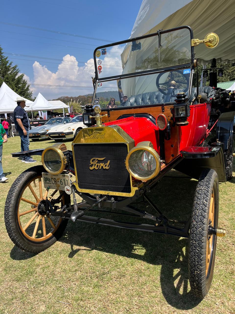 Toluca se llena de motores y solidaridad con exhibición de cerca de 200 automóviles