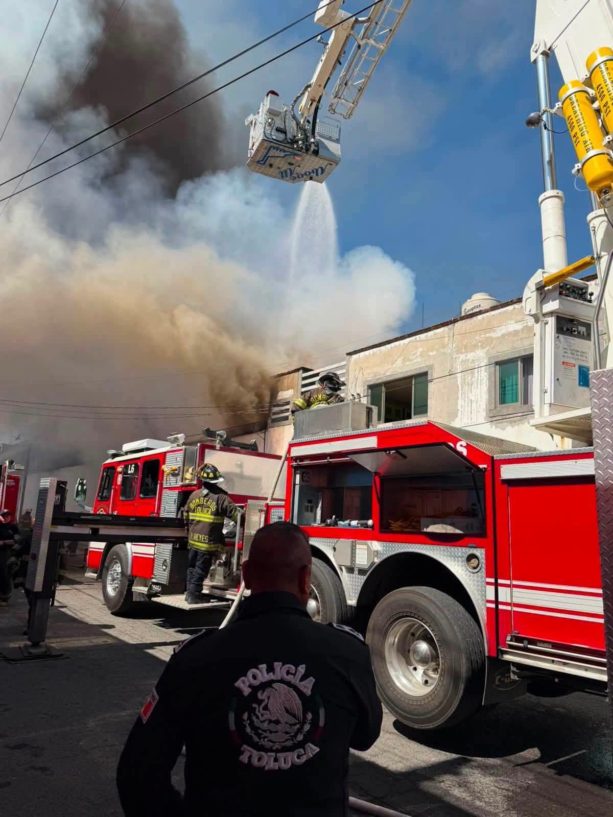 Fortalece Ricardo Moreno a Bomberos de Toluca con camión escala único