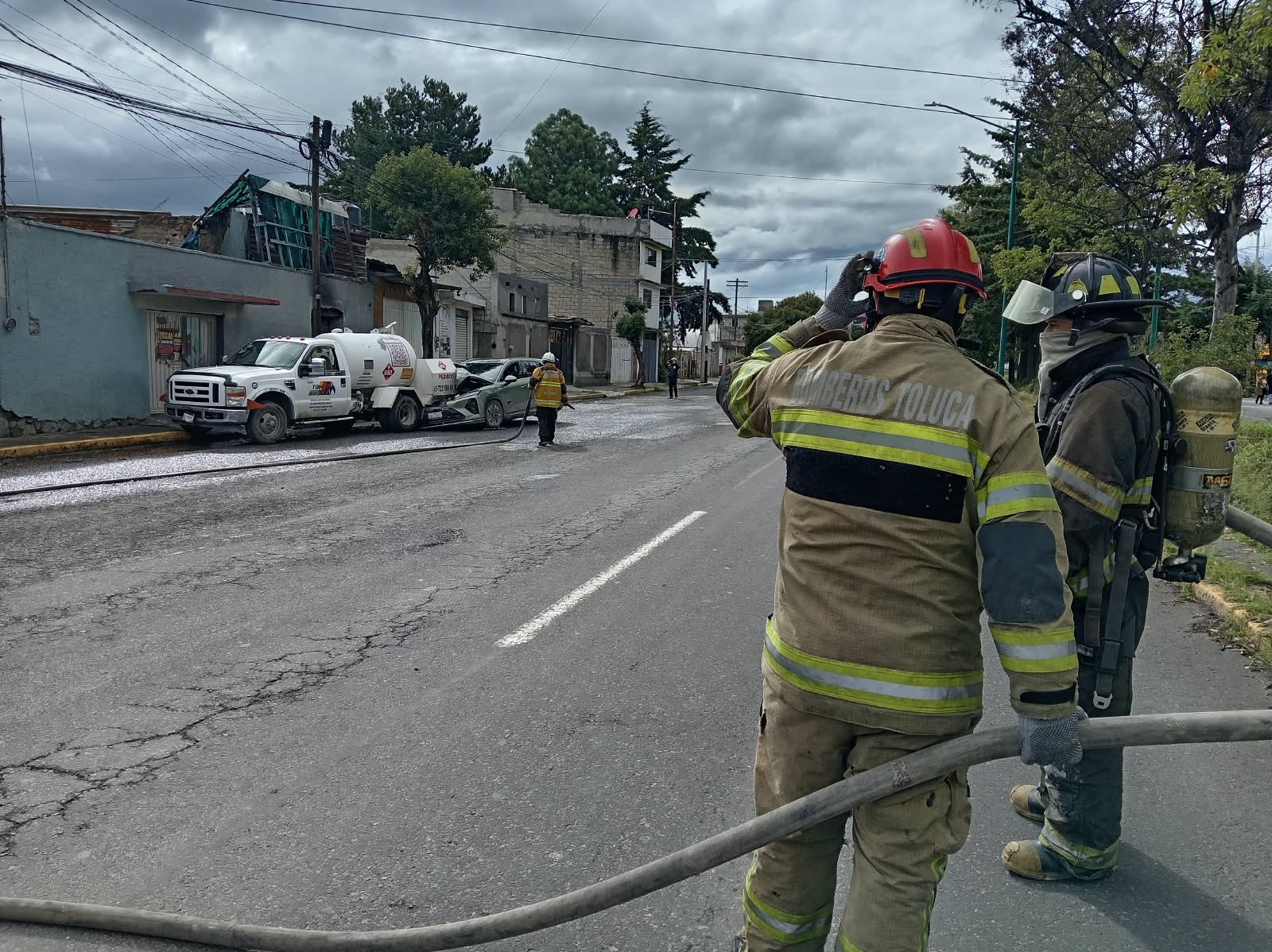 Oportuna intervención de Bomberos Toluca y Zinacantepec permite saldo blanco tras accidente de pipa de gas