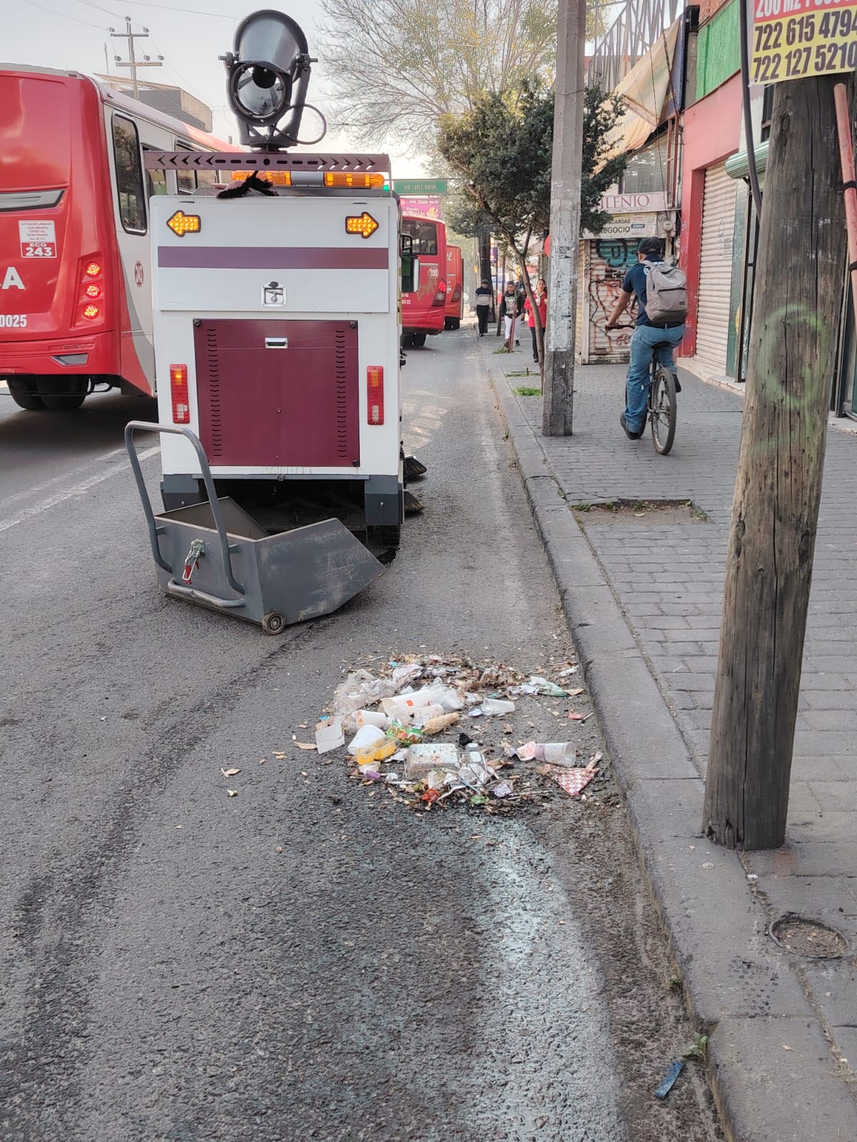 Limpia y sanitiza Gobierno municipal calles y avenidas del Centro Histórico con barredoras electromecánicas