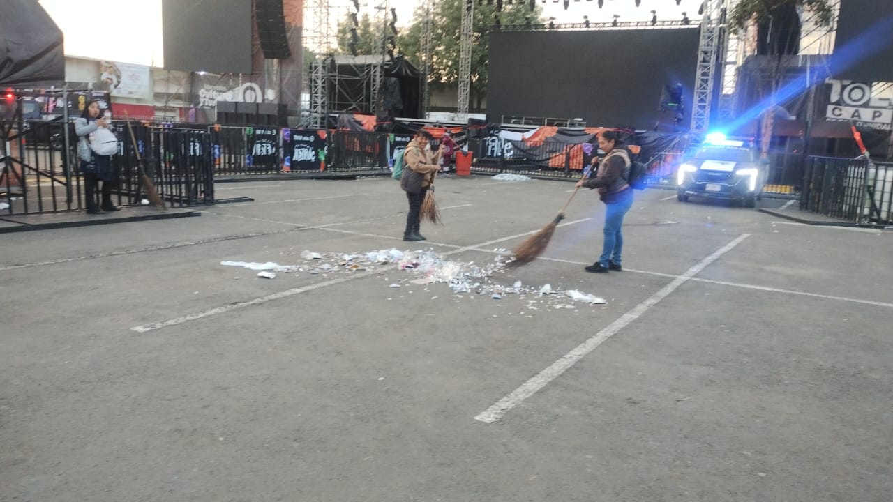 Mantienen trabajadores de Limpieza lista explanada del Mercado Juárez para los conciertos estelares del Alfeñique