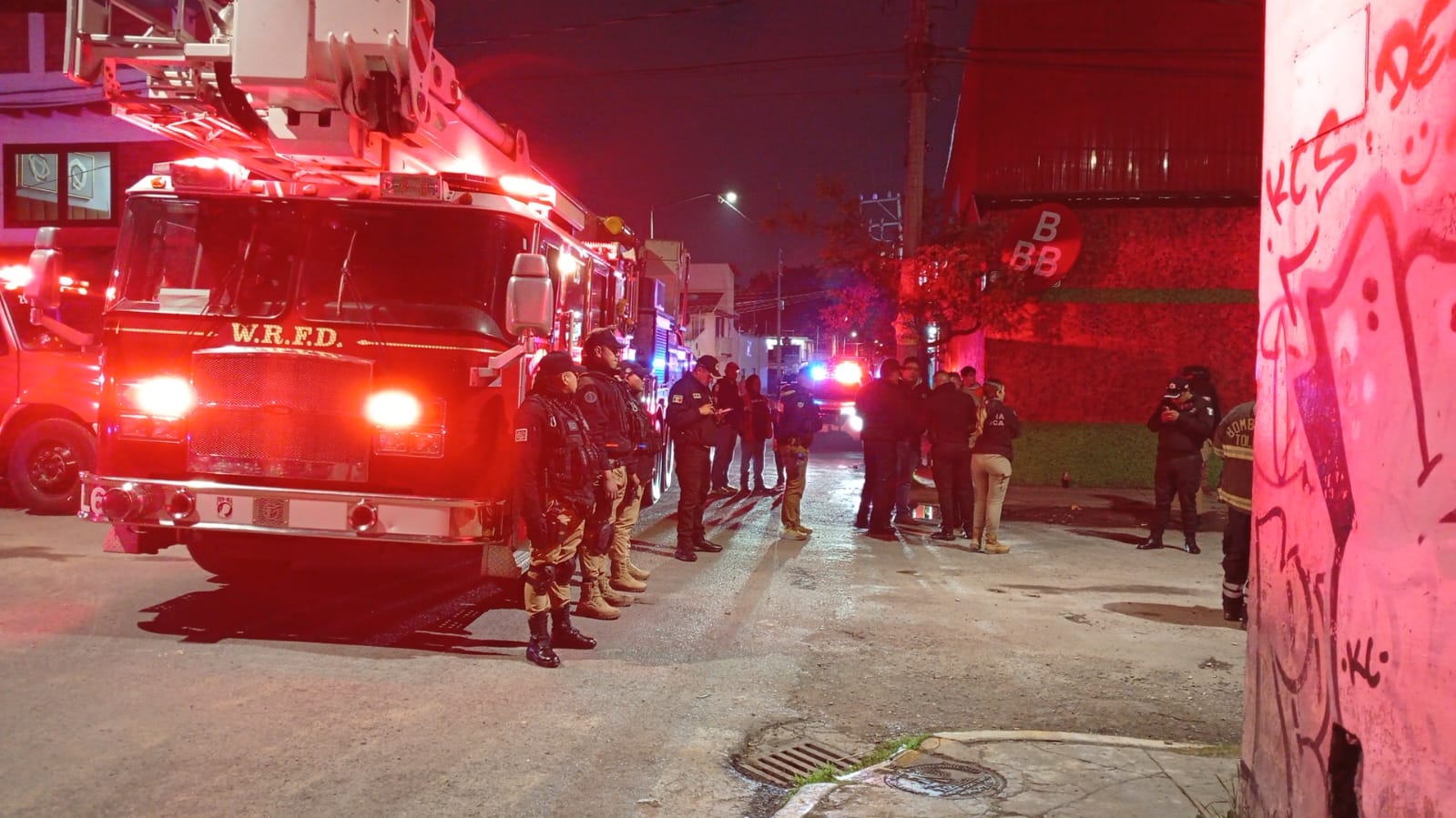 Rápida respuesta de Bomberos de Toluca evita riesgos mayores en dos incendios; saldo blanco