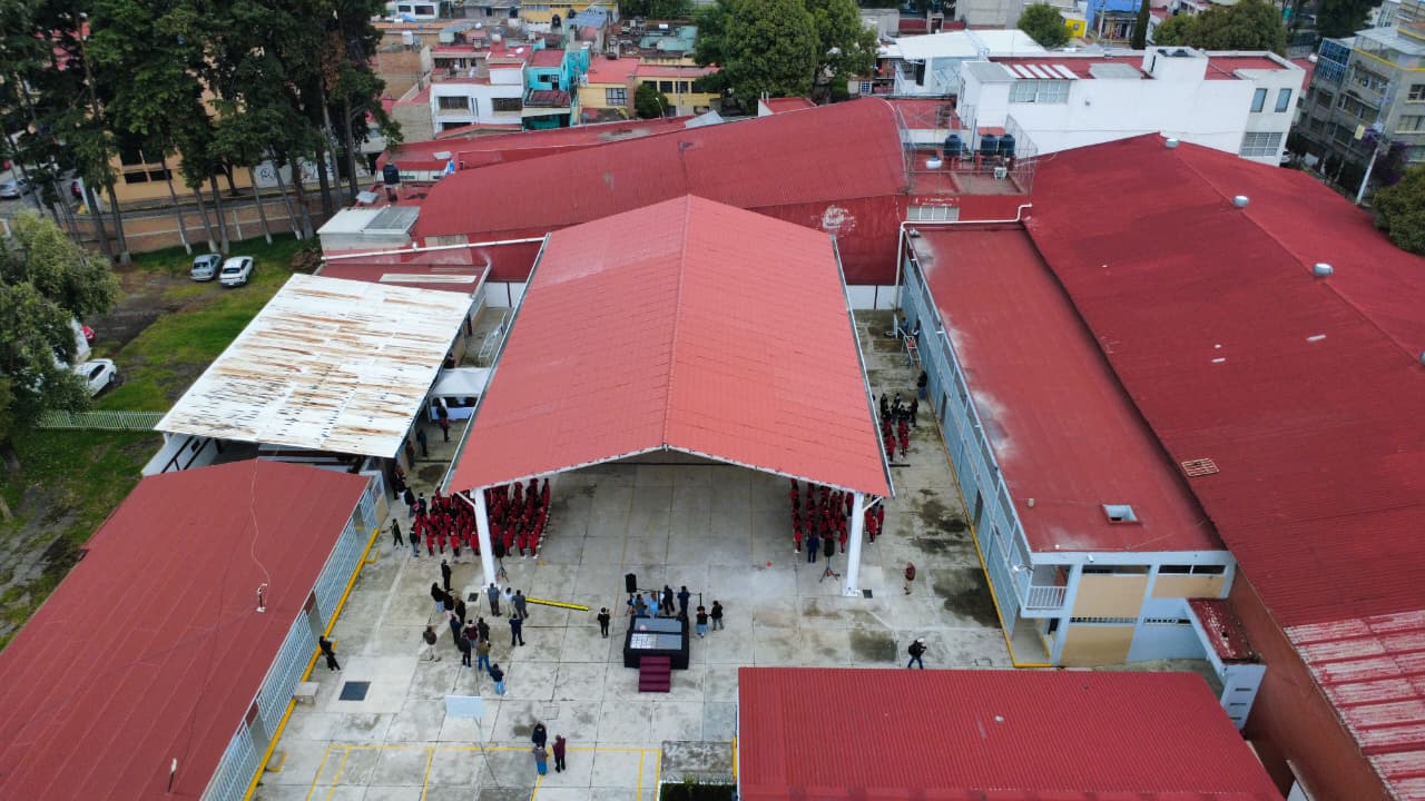 Cumple Ricardo Moreno con la comunidad escolar y entrega techumbre en secundaria Ignacio Ramírez