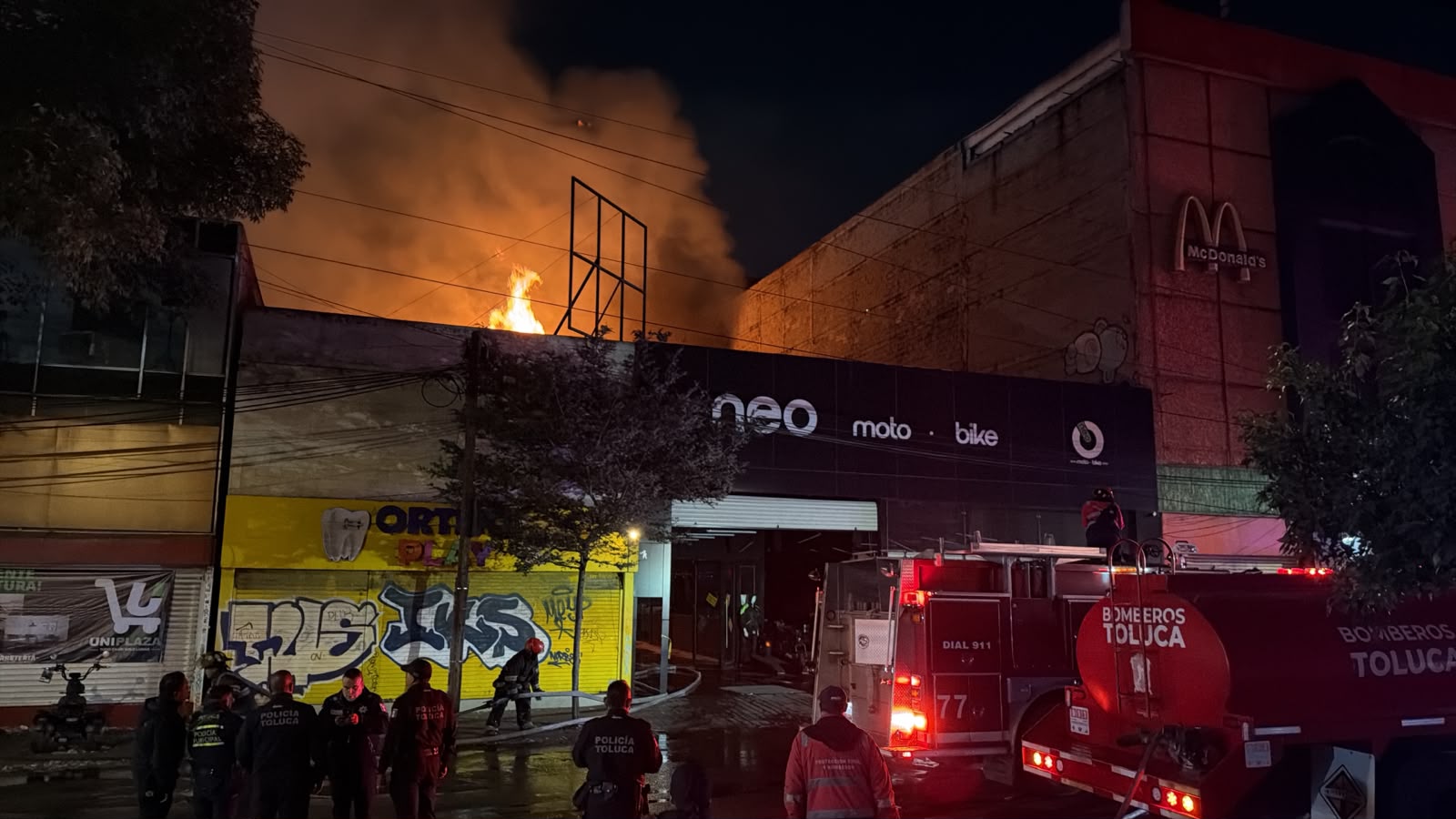 5fc8d05d-4a30-416b-bdf9-63a5e8aef3c2 Atienden cuerpos de emergencia incendio en establecimiento comercial del centro de Toluca; no se reportan lesionados