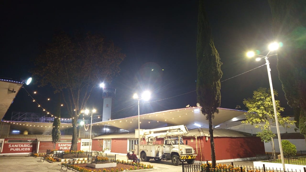 Luce imagen renovada la explanada de la nave de comida del Mercado de Juárez