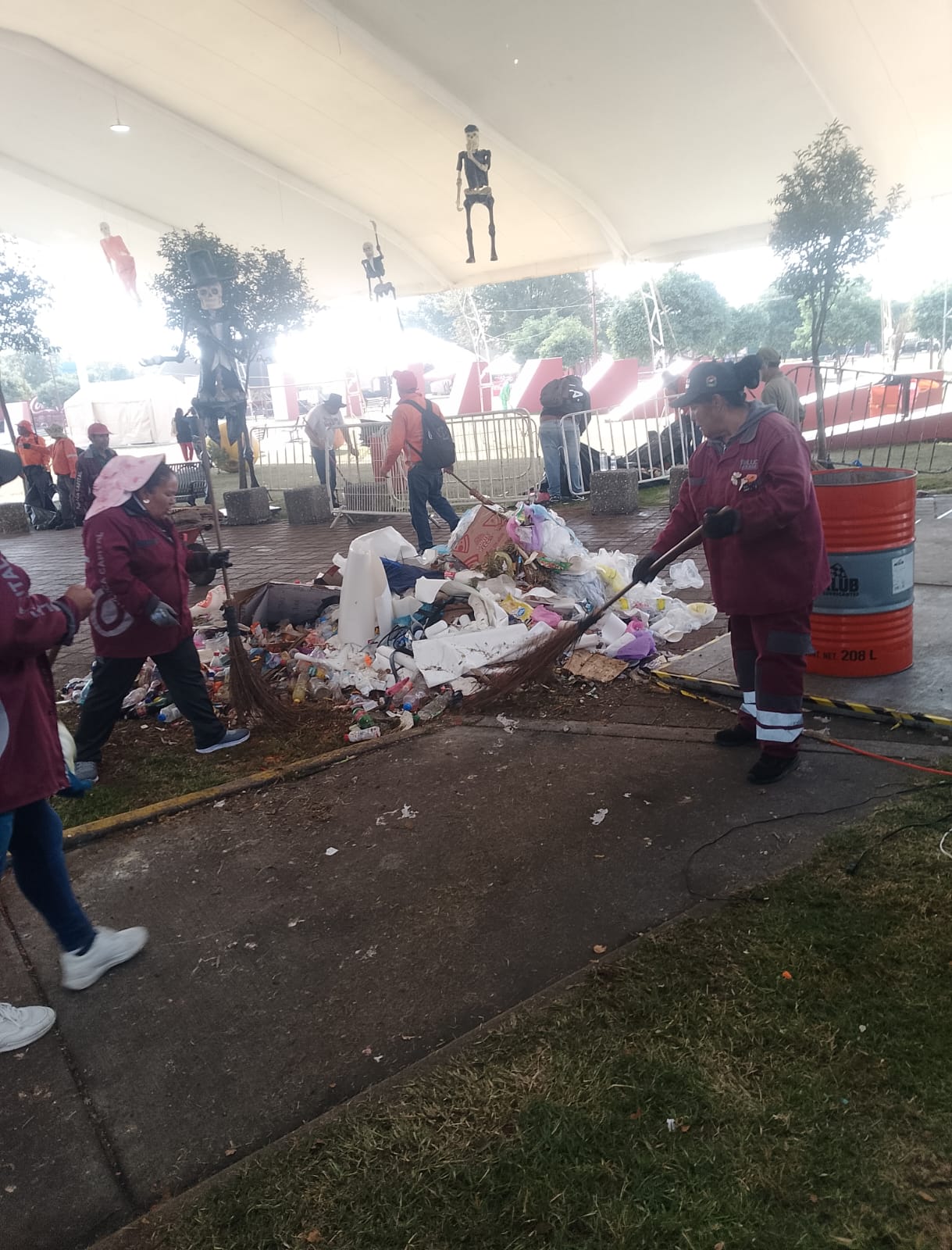 Mantiene Servicio Públicos limpia la explanada del Mercado Juárez posterior al concierto de Caifanes