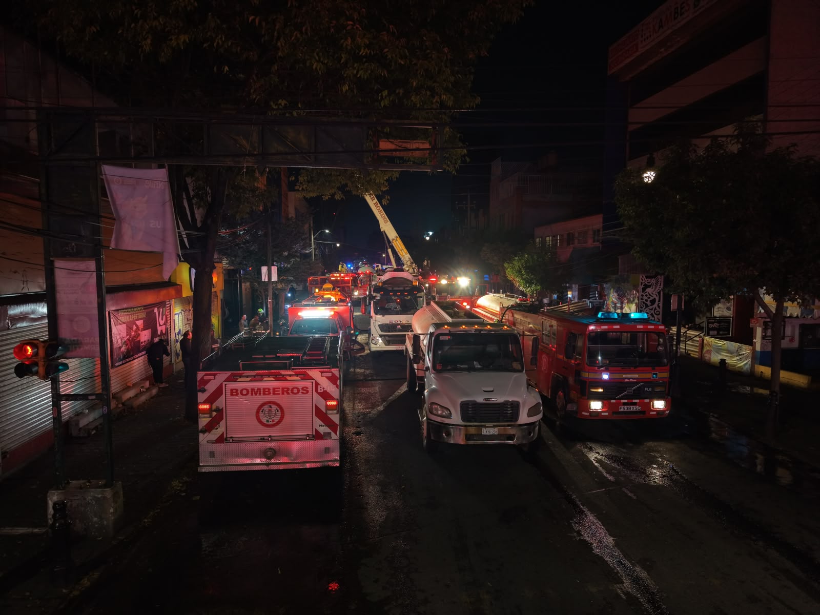 ab50a236-bf75-445c-9ccd-f5d16b87d298 Controlan incendio en establecimiento comercial del centro de Toluca; saldo blanco
