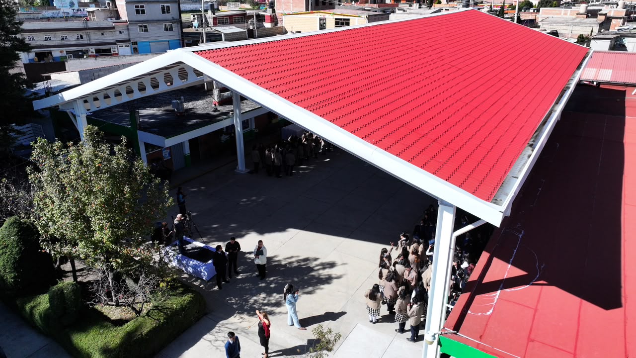 Estrenan estudiantes techumbre en Calixtlahuaca, cumple compromiso Ricardo Moreno