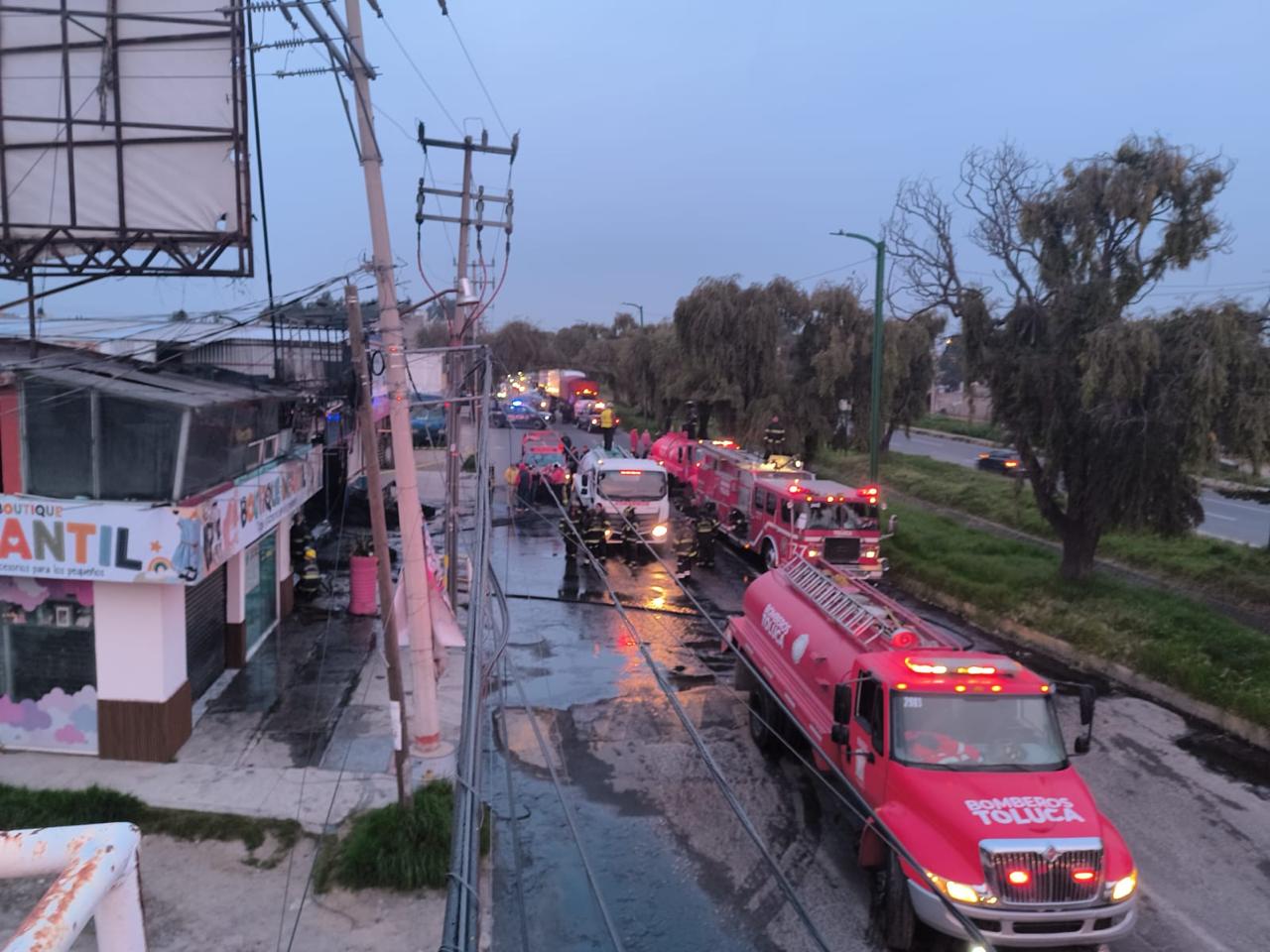 Bomberos de Toluca controlan incendio en establecimiento de llantas sobre Calzada al Pacífico